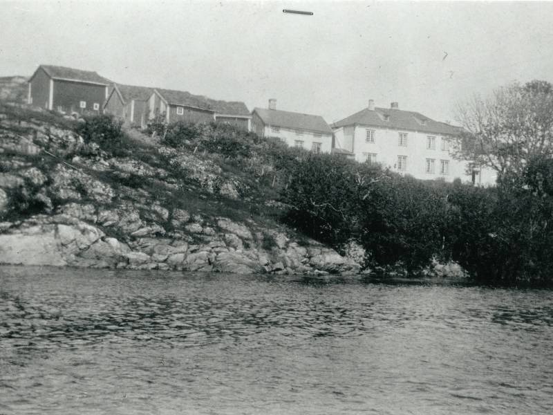 VON 8 prestegården fra sjøen